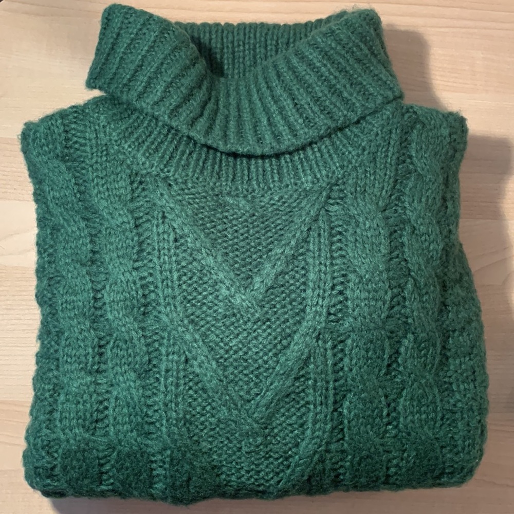 New! Francesca’s Women's Green Cable Knit Sweater